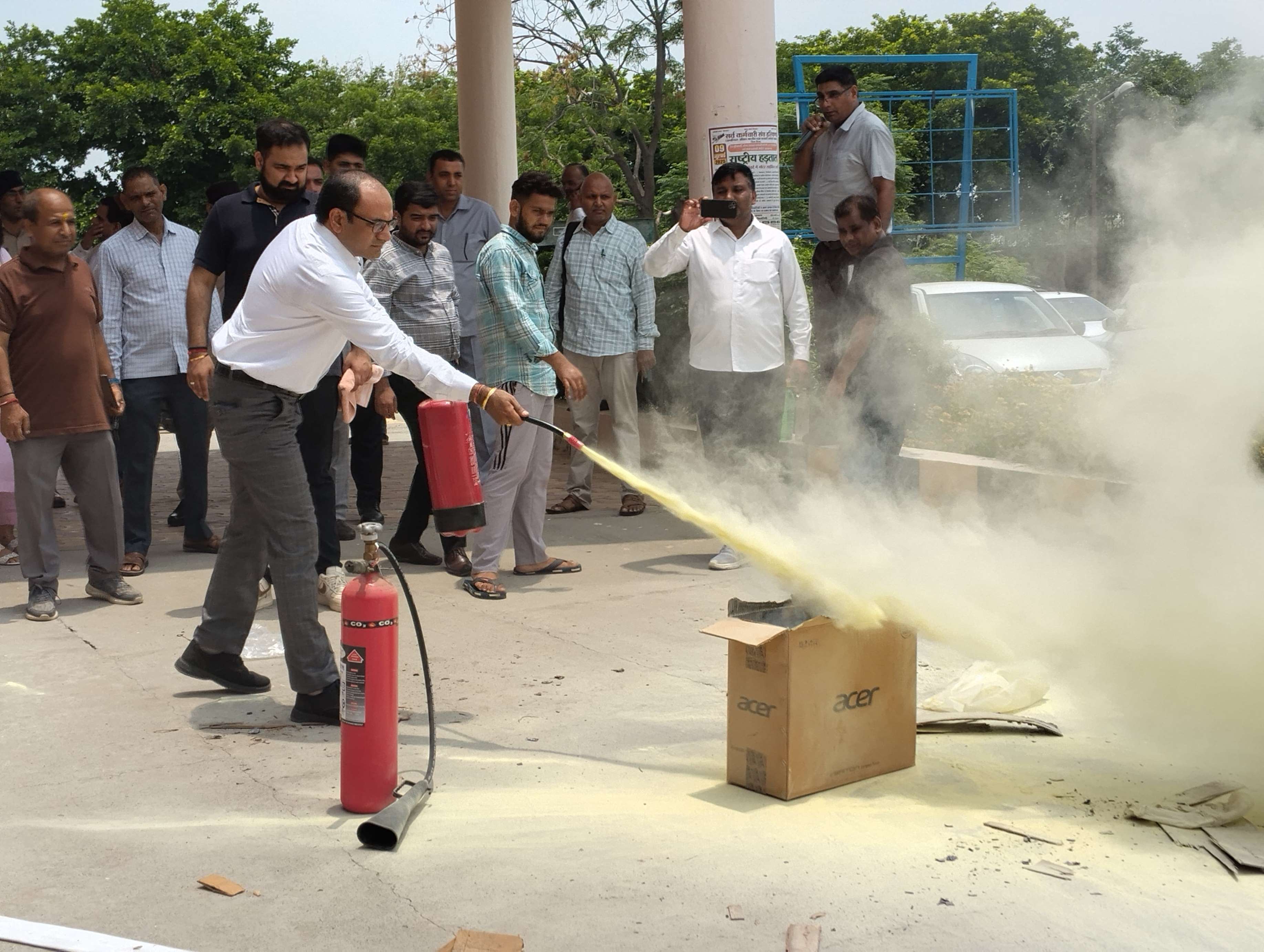 *Fire mock drill organised under the leadership of SDM Rajesh Khoth in Joint Office Complex Building Hansi*